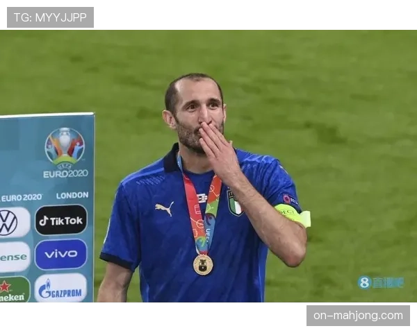 特写：老将基耶利尼现身弗拉基球场，观看旧主尤文比赛